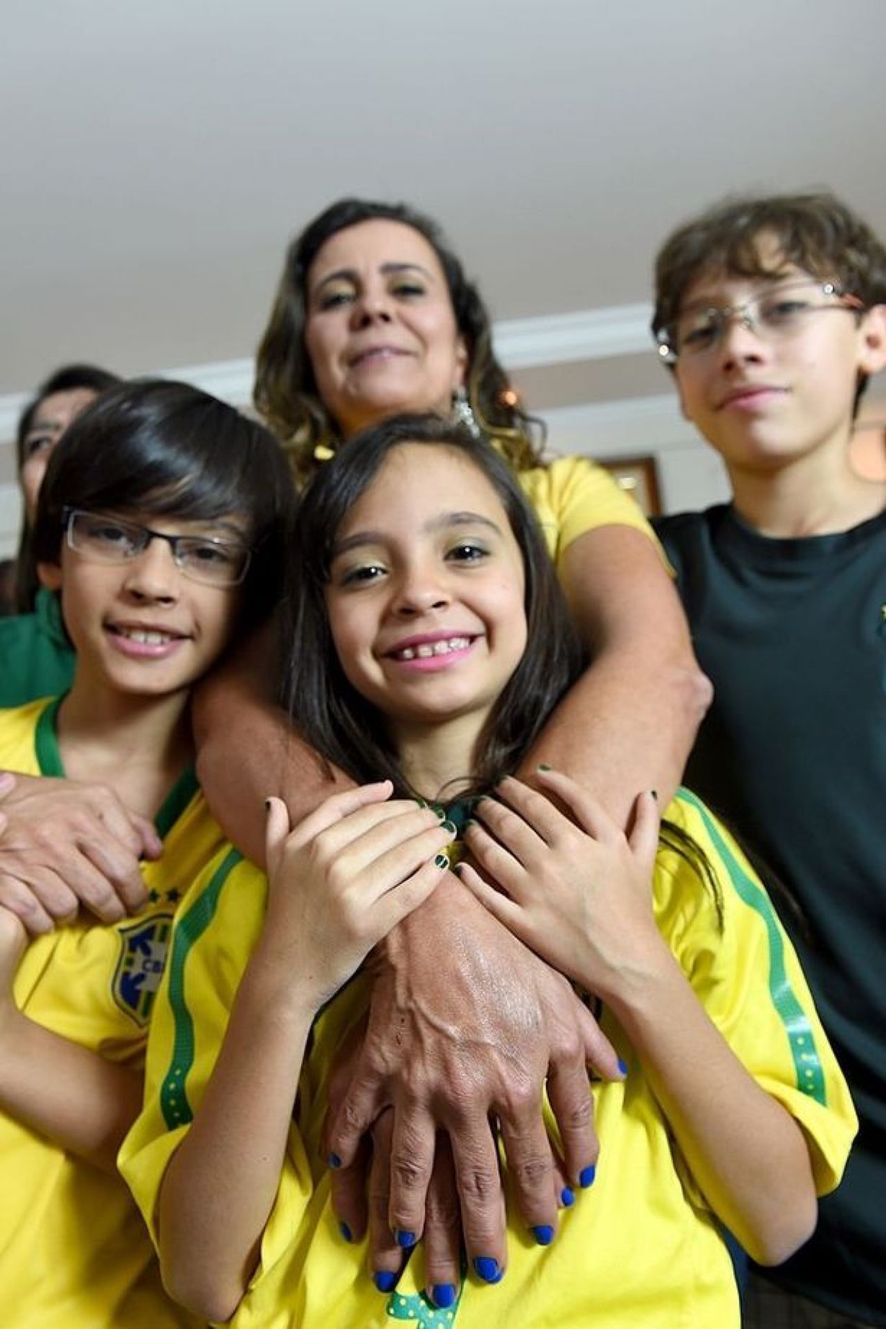 O familie din Brazilia, cu o malformație genetică, își susține țara într-un mod inedit la Cupa Mondială. Urmează tradiția din 2002 _1