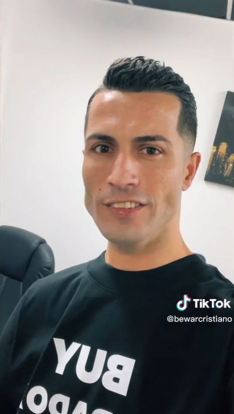Un bărbat din Anglia susține că este sosia lui Ronaldo, iar femeile îl iubesc pentru asta. Ce favoare îi cer fanii_8
