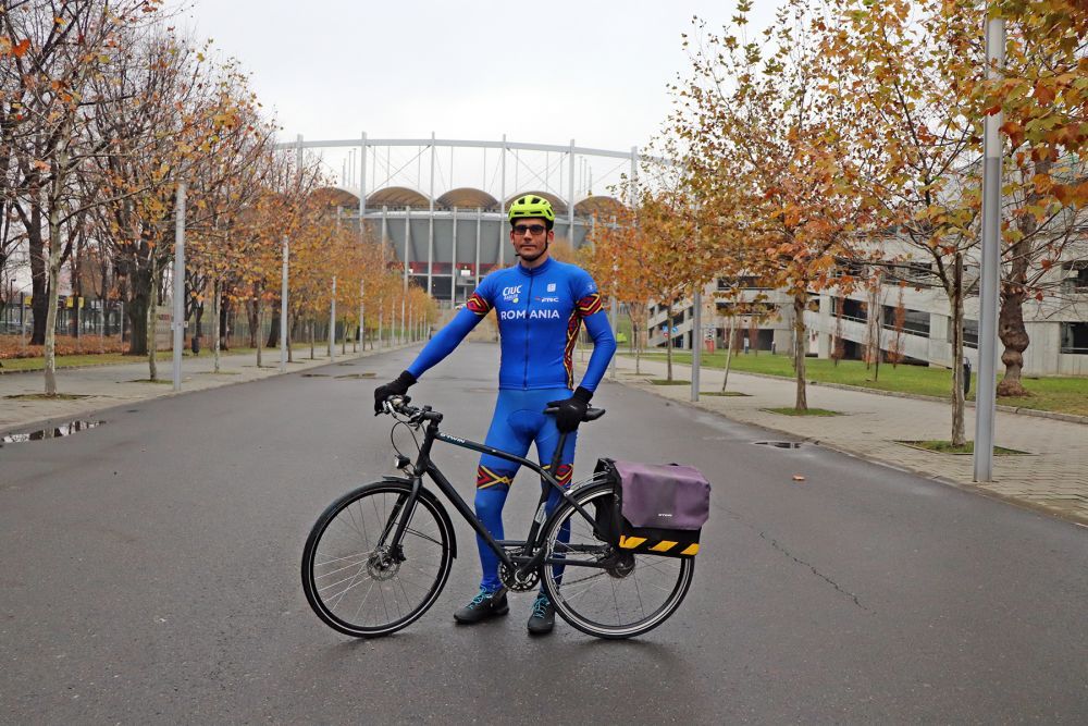 Povestea celui mai sportiv profesor din România. Circulă doar cu bicicleta, înoată, aleargă la maraton, predă în zone defavorizate_1