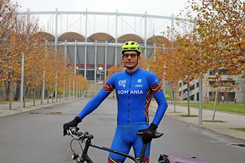 Povestea celui mai sportiv profesor din România. Circulă doar cu bicicleta, înoată, aleargă la maraton, predă în zone defavorizate_2