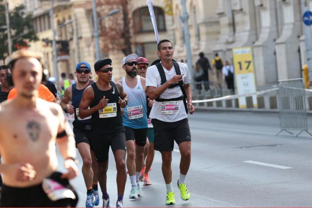 Povestea celui mai sportiv profesor din România. Circulă doar cu bicicleta, înoată, aleargă la maraton, predă în zone defavorizate_6