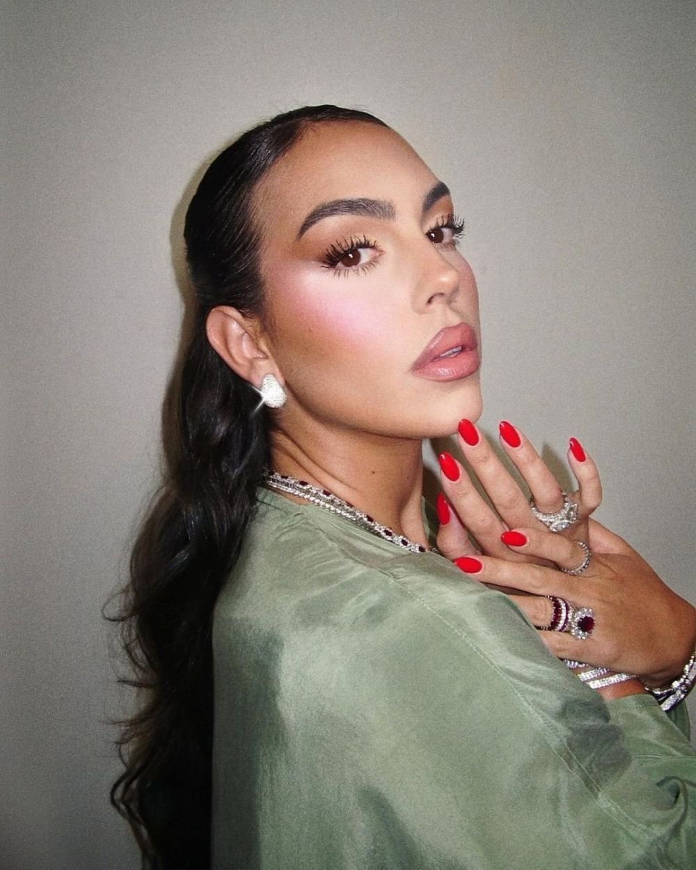 Fără număr! Georgina Rodriguez, 'blindată' în bijuterii de peste două milioane de euro! Cum arată accesoriile cu care a mers la meci _9