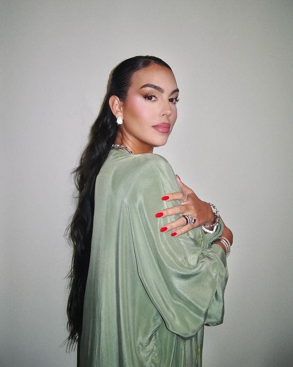 Fără număr! Georgina Rodriguez, 'blindată' în bijuterii de peste două milioane de euro! Cum arată accesoriile cu care a mers la meci _12