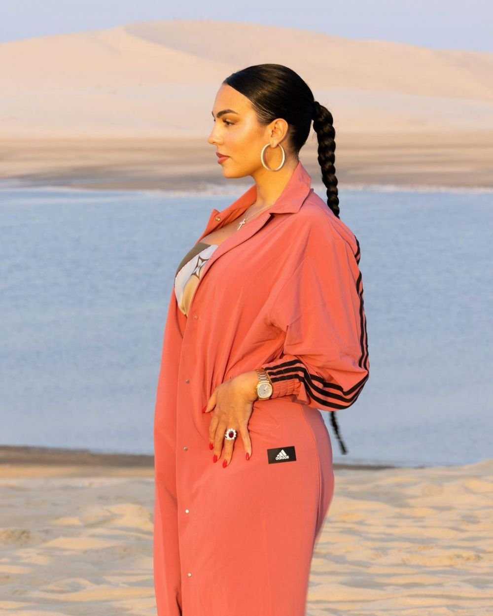 Fără număr! Georgina Rodriguez, 'blindată' în bijuterii de peste două milioane de euro! Cum arată accesoriile cu care a mers la meci _13