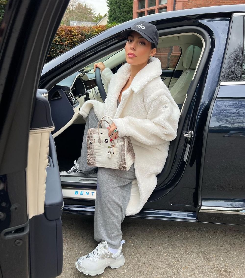 Fără număr! Georgina Rodriguez, 'blindată' în bijuterii de peste două milioane de euro! Cum arată accesoriile cu care a mers la meci _93