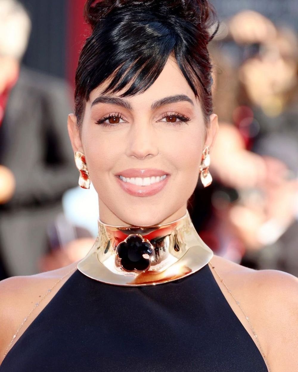 Fără număr! Georgina Rodriguez, 'blindată' în bijuterii de peste două milioane de euro! Cum arată accesoriile cu care a mers la meci _169