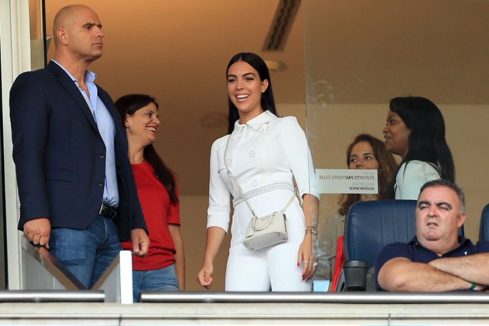 Fără număr! Georgina Rodriguez, 'blindată' în bijuterii de peste două milioane de euro! Cum arată accesoriile cu care a mers la meci _176