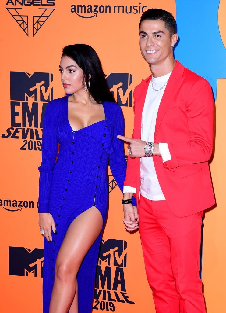 Fără număr! Georgina Rodriguez, 'blindată' în bijuterii de peste două milioane de euro! Cum arată accesoriile cu care a mers la meci _182