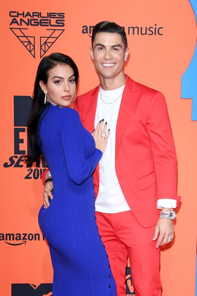 Fără număr! Georgina Rodriguez, 'blindată' în bijuterii de peste două milioane de euro! Cum arată accesoriile cu care a mers la meci _184