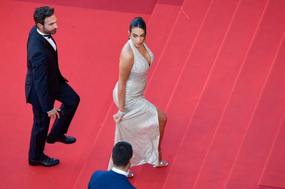 Fără număr! Georgina Rodriguez, 'blindată' în bijuterii de peste două milioane de euro! Cum arată accesoriile cu care a mers la meci _196