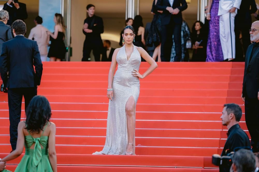 Fără număr! Georgina Rodriguez, 'blindată' în bijuterii de peste două milioane de euro! Cum arată accesoriile cu care a mers la meci _211