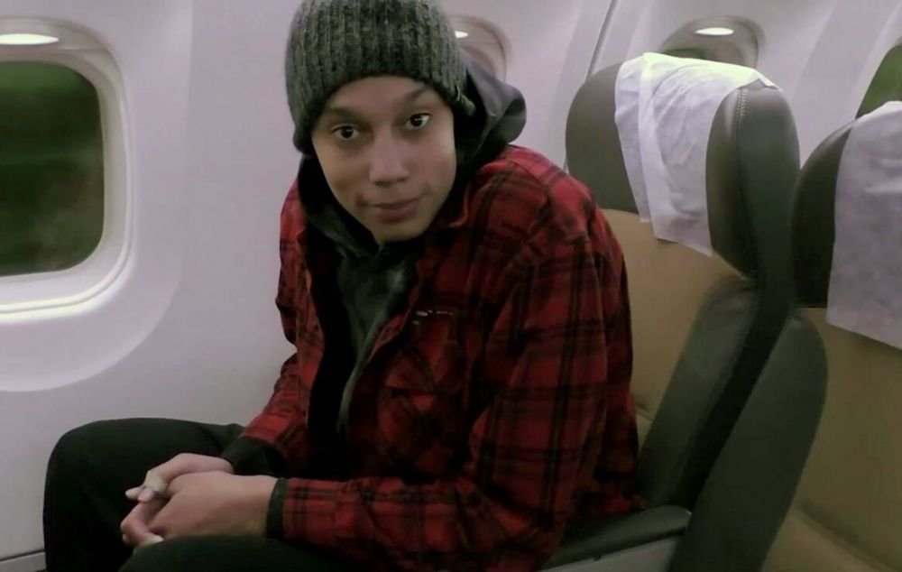 Eliberată de ruși după ce a stat 10 luni în pușcărie, Brittney Griner a ajuns în Texas. Imagini din momentul în care a părăsit închisoarea_2