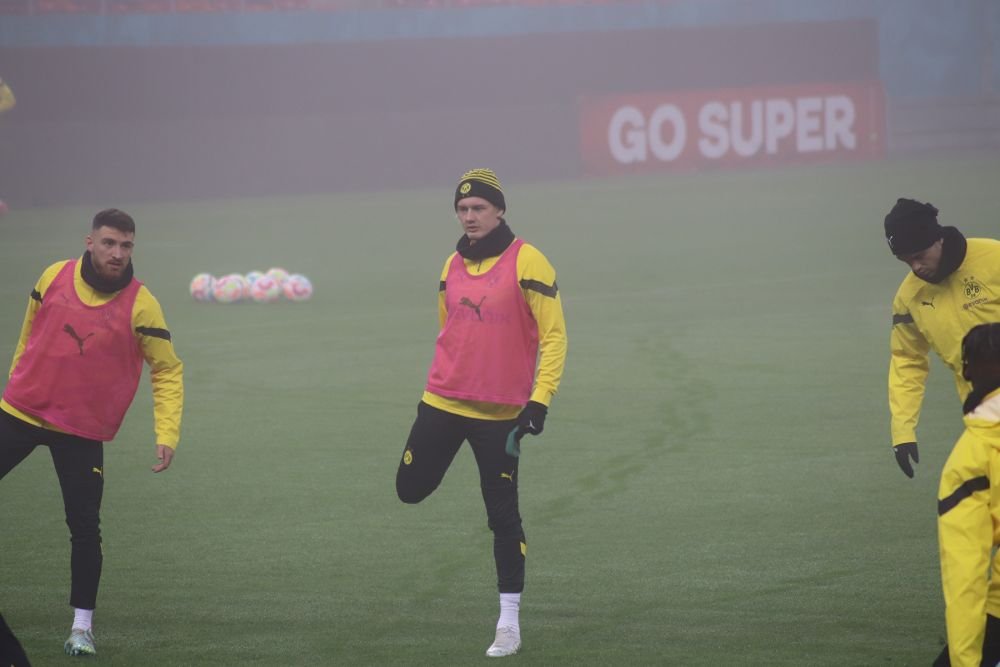 Borussia Dortmund, băgată în ceață pe Arena Națională. Autocarul germanilor, întârziat în traficul din București  _22