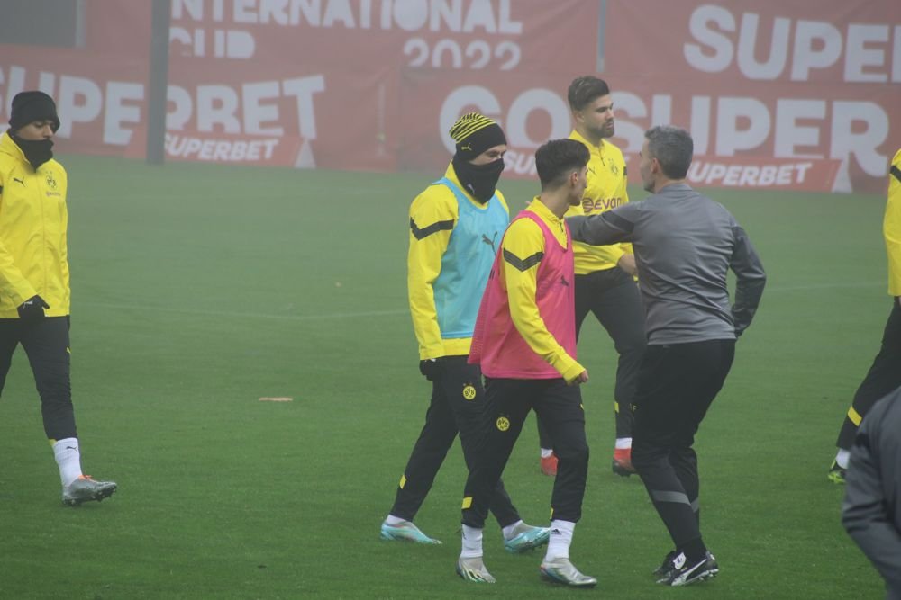 Borussia Dortmund, băgată în ceață pe Arena Națională. Autocarul germanilor, întârziat în traficul din București  _24