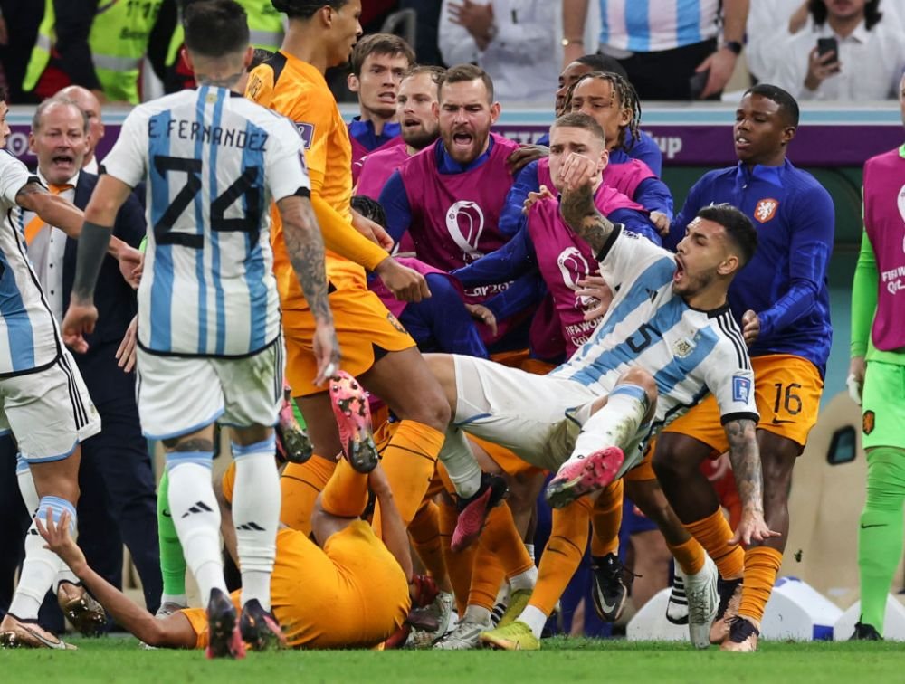 Nervi încinși în Olanda - Argentina! Virgil van Dijk și-a „calmat” adversarul cu un procedeu de wrestling_9