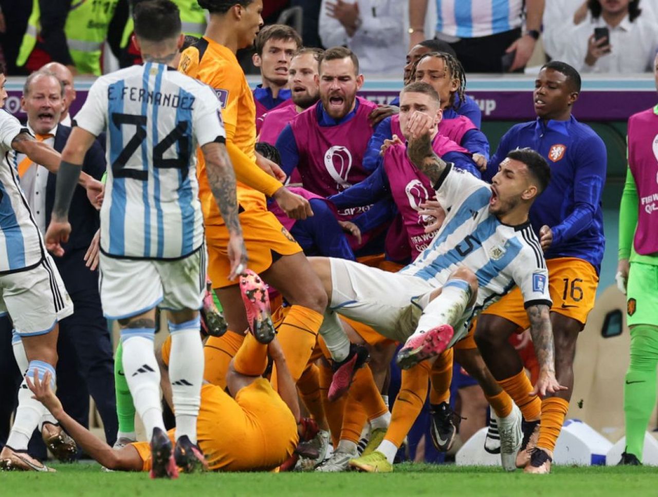Nervi încinși în Olanda - Argentina! Virgil van Dijk și-a „calmat” adversarul cu un procedeu de wrestling_9