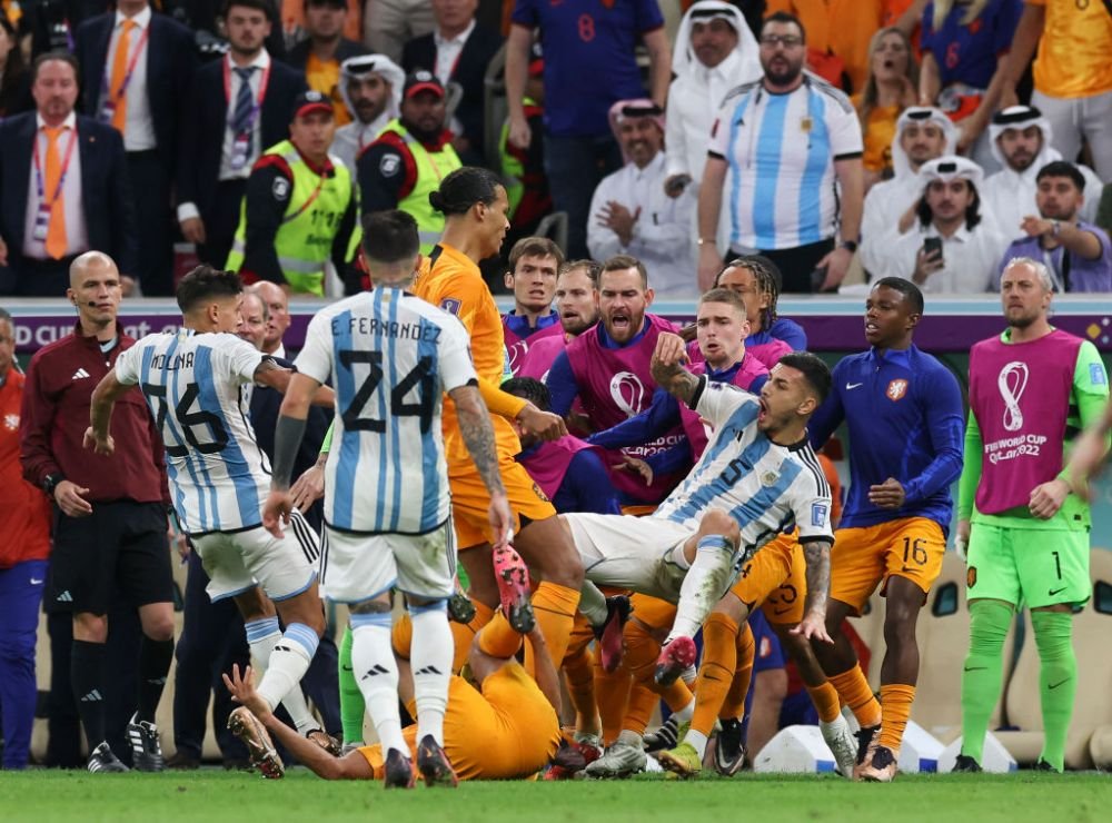 Nervi încinși în Olanda - Argentina! Virgil van Dijk și-a „calmat” adversarul cu un procedeu de wrestling_11