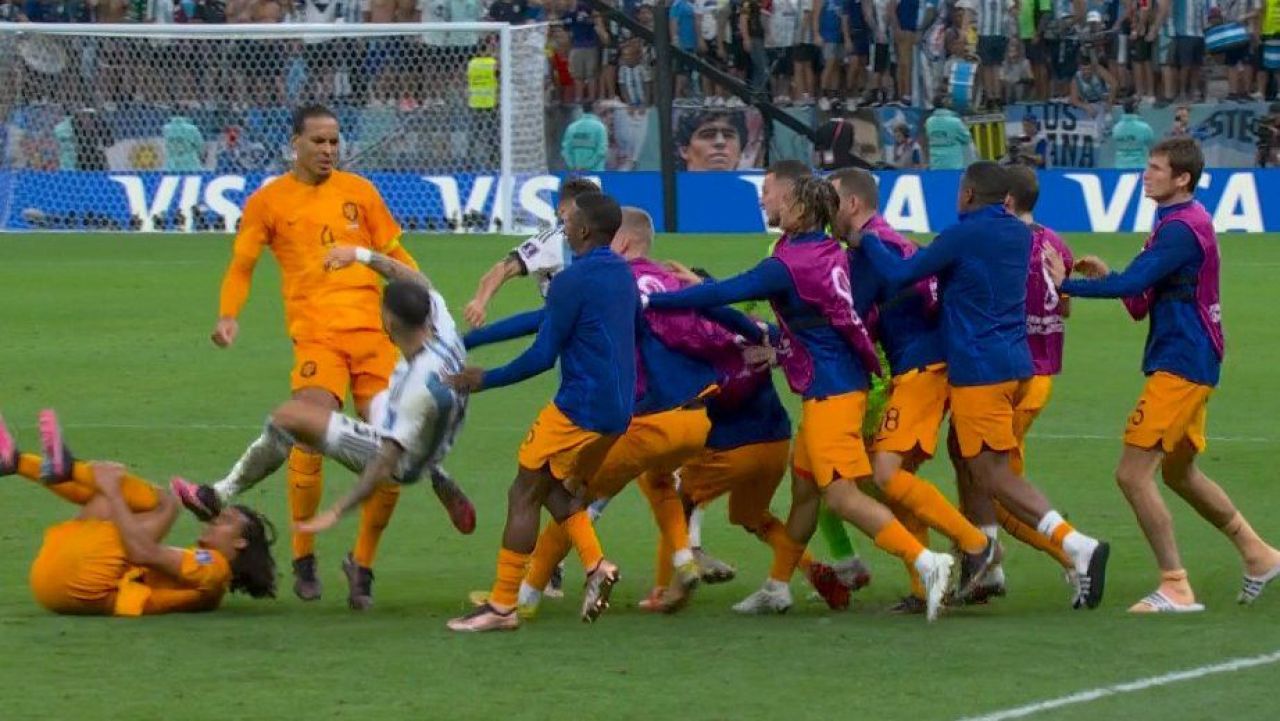 Nervi încinși în Olanda - Argentina! Virgil van Dijk și-a „calmat” adversarul cu un procedeu de wrestling_12