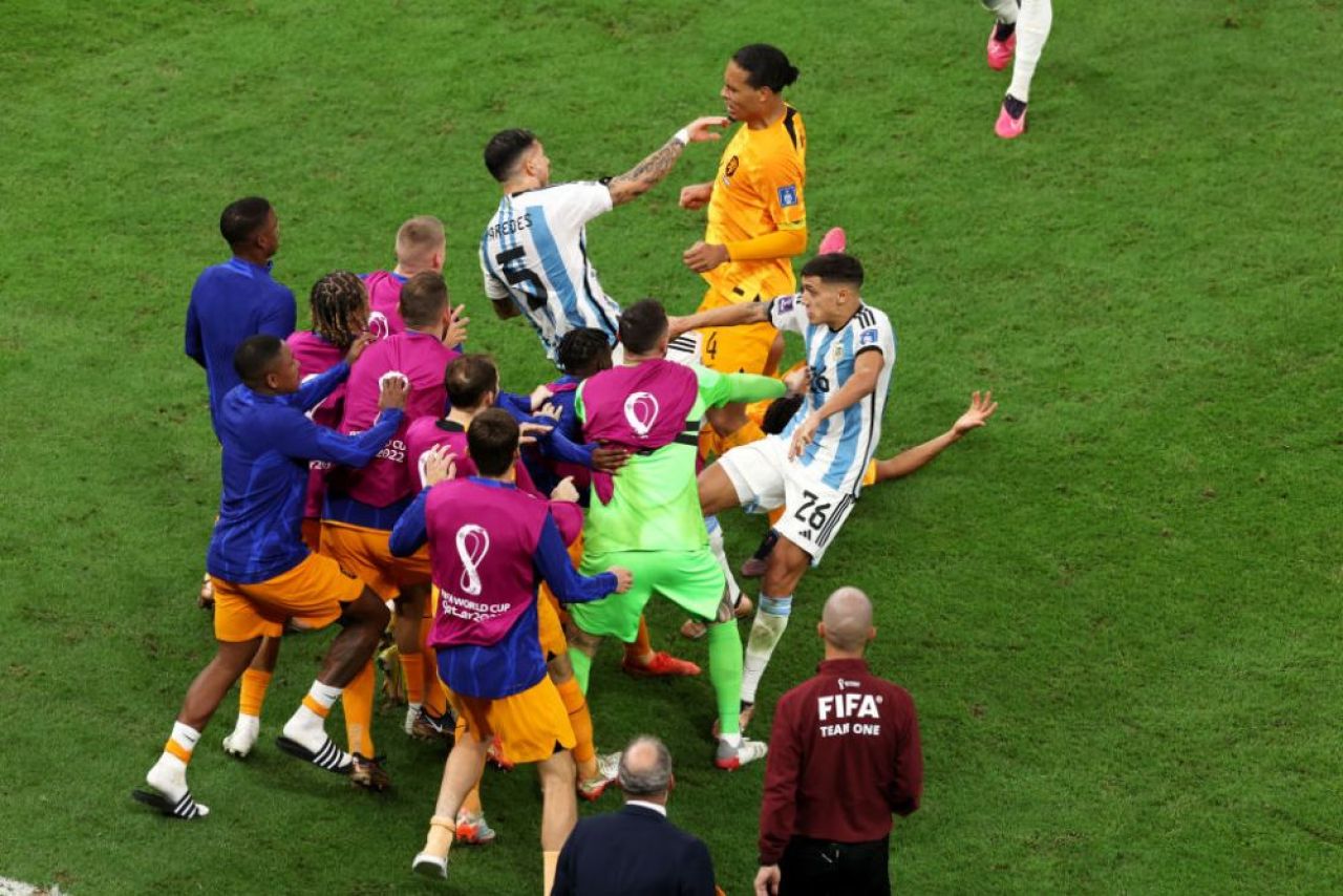 Nervi încinși în Olanda - Argentina! Virgil van Dijk și-a „calmat” adversarul cu un procedeu de wrestling_13