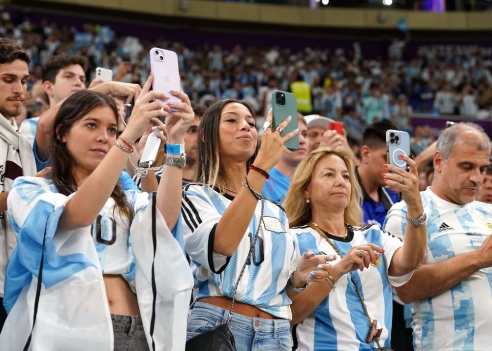 Rivalizează cu ”Miss Croația”! Argentiniencele au încins atmosfera la meciul cu Olanda_19