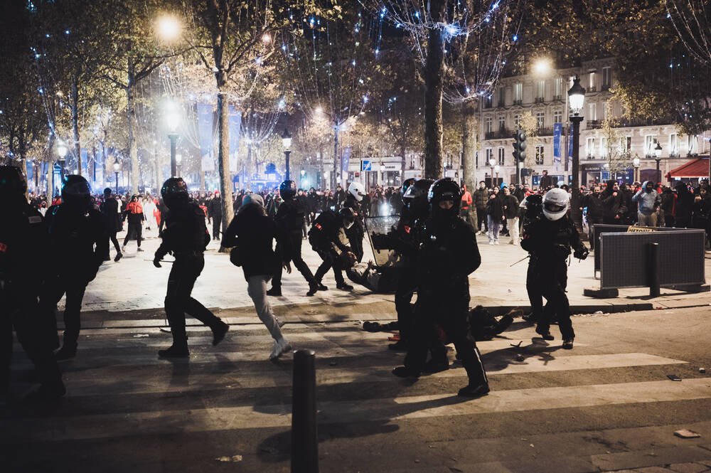 Incidente în Paris. Poliția a intervenit în forță pentru a-i 
