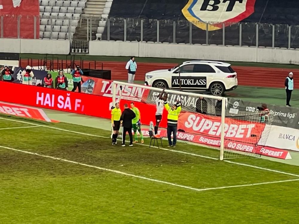 Imagini incredibile la meciul dintre U Cluj și UTA Arad! Romario Pires s-a urcat pe un scaun pentru a repara plasa porții_2