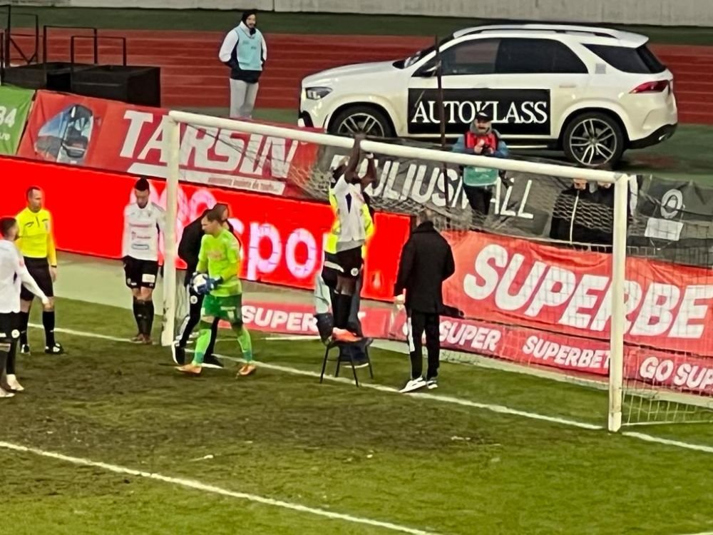 Imagini incredibile la meciul dintre U Cluj și UTA Arad! Romario Pires s-a urcat pe un scaun pentru a repara plasa porții_3