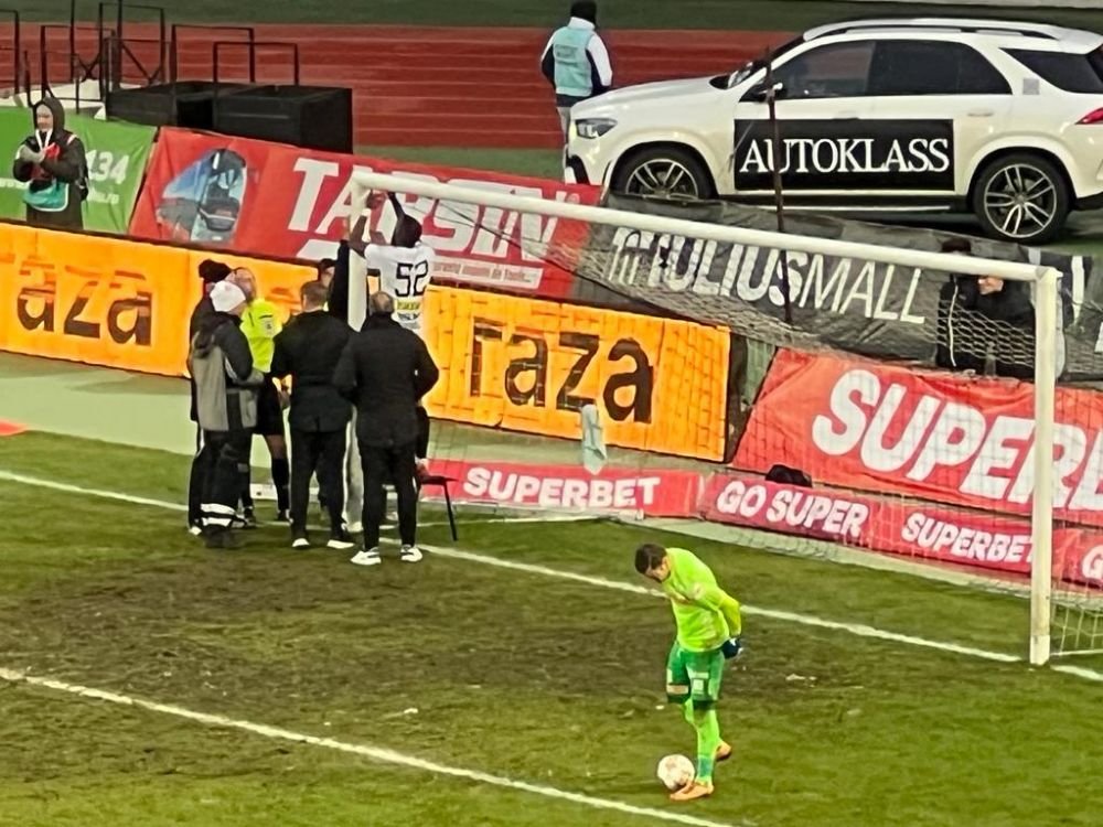 Imagini incredibile la meciul dintre U Cluj și UTA Arad! Romario Pires s-a urcat pe un scaun pentru a repara plasa porții_5