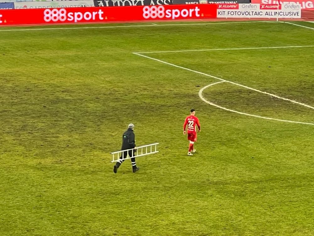 Imagini incredibile la meciul dintre U Cluj și UTA Arad! Romario Pires s-a urcat pe un scaun pentru a repara plasa porții_6