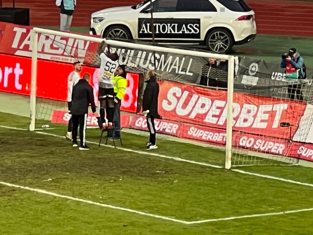 Imagini incredibile la meciul dintre U Cluj și UTA Arad! Romario Pires s-a urcat pe un scaun pentru a repara plasa porții_7