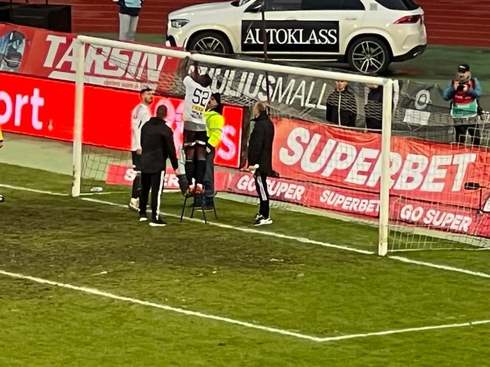 Imagini incredibile la meciul dintre U Cluj și UTA Arad! Romario Pires s-a urcat pe un scaun pentru a repara plasa porții_8