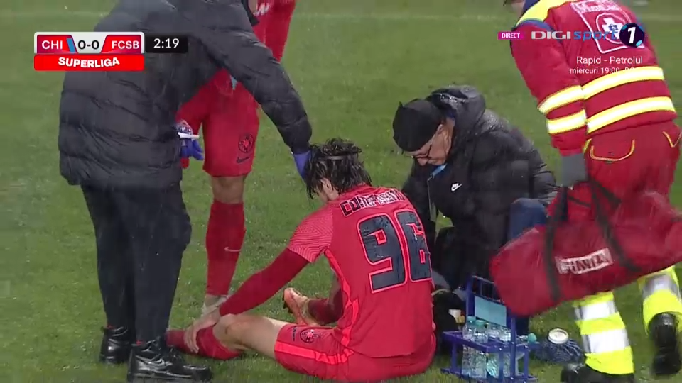 Doi dintr-o lovitură! FCSB a rămas fără Olaru și Compagno în urma unei accidentări teribile, după ce s-au lovit cap în cap _4