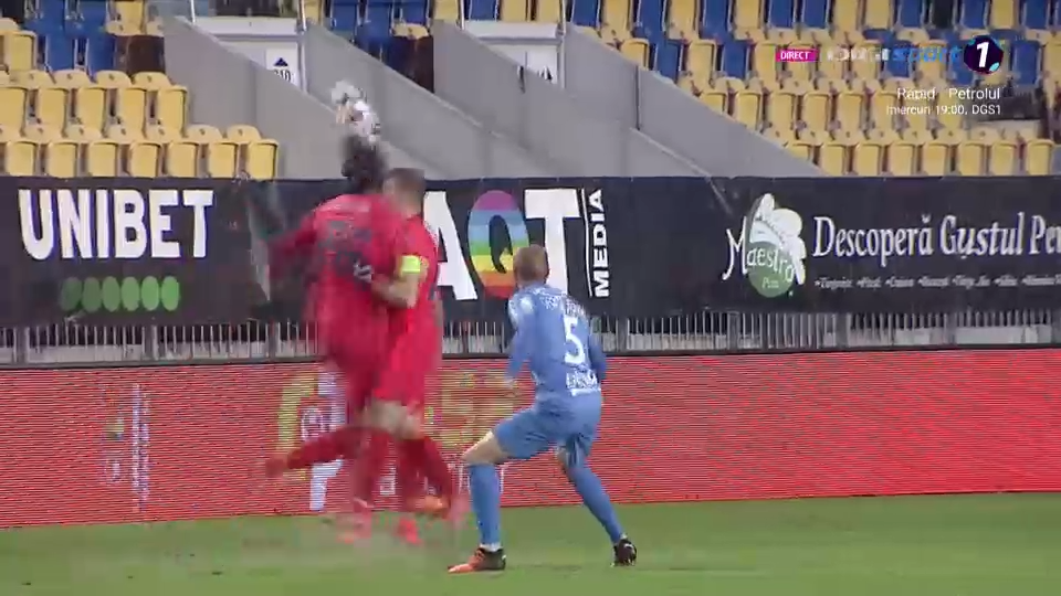 Doi dintr-o lovitură! FCSB a rămas fără Olaru și Compagno în urma unei accidentări teribile, după ce s-au lovit cap în cap _5