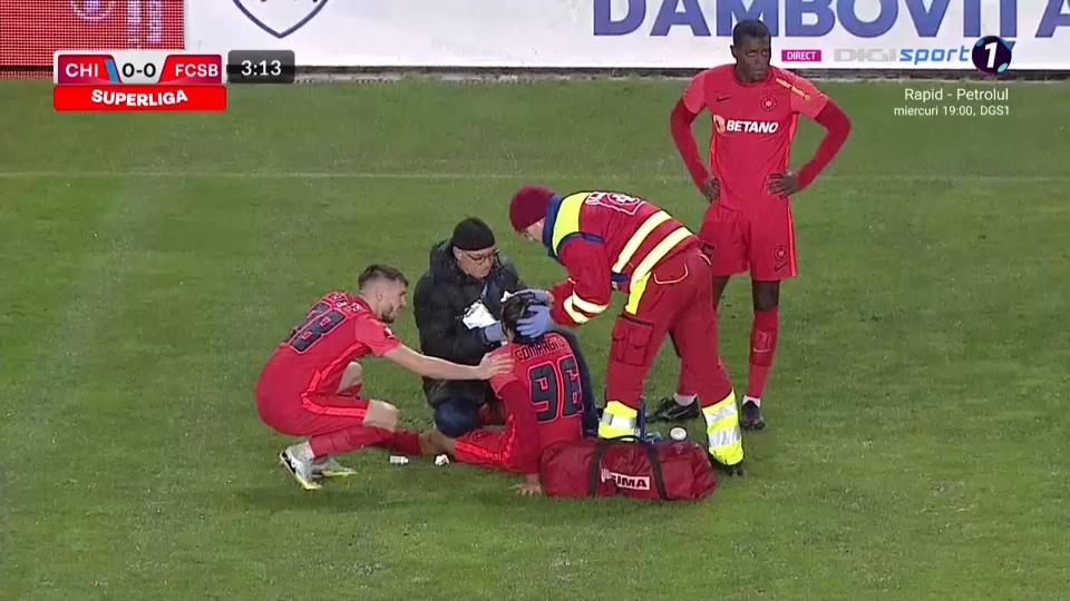Doi dintr-o lovitură! FCSB a rămas fără Olaru și Compagno în urma unei accidentări teribile, după ce s-au lovit cap în cap _7