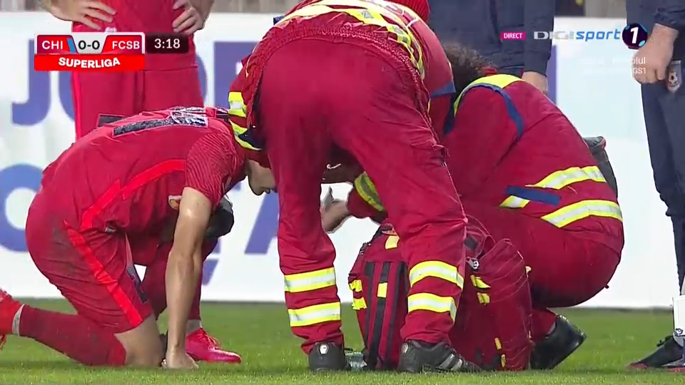Doi dintr-o lovitură! FCSB a rămas fără Olaru și Compagno în urma unei accidentări teribile, după ce s-au lovit cap în cap _8