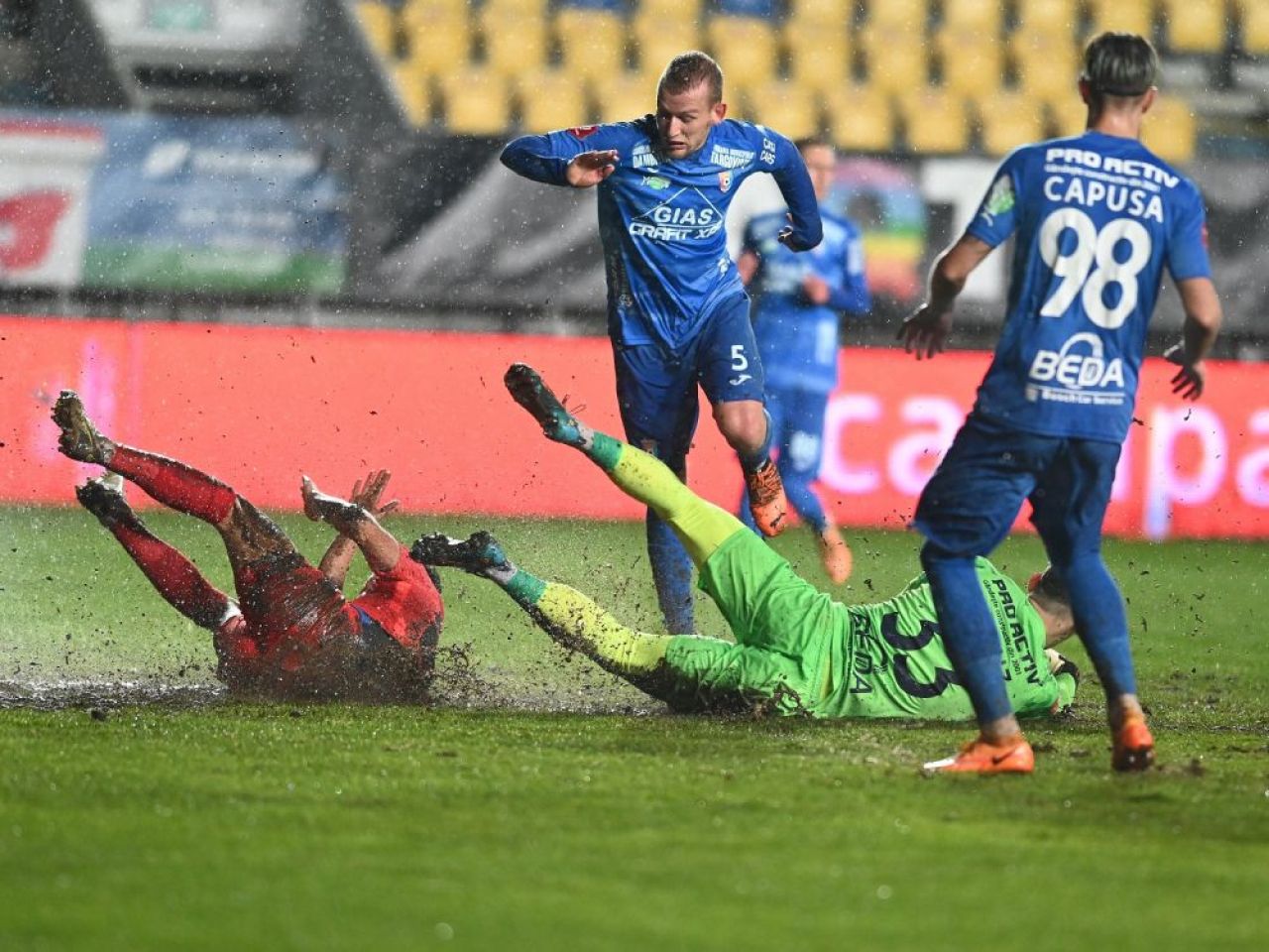 ”Tot ce ai pregătit, se schimbă”. Terenul acoperit de noroi de la Ploiești i-a dat bătăi de cap FCSB-ului_7
