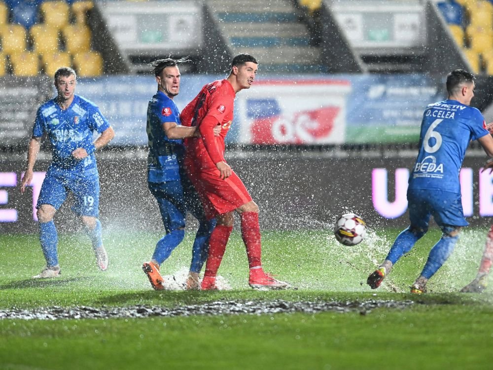 Noroiul de la Ploiești i-a amuzat pe fotbaliștii de la FCSB: „Mai avem un jucător din Camerun!” _2