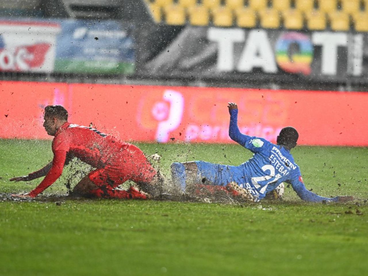 Noroiul de la Ploiești i-a amuzat pe fotbaliștii de la FCSB: „Mai avem un jucător din Camerun!” _3