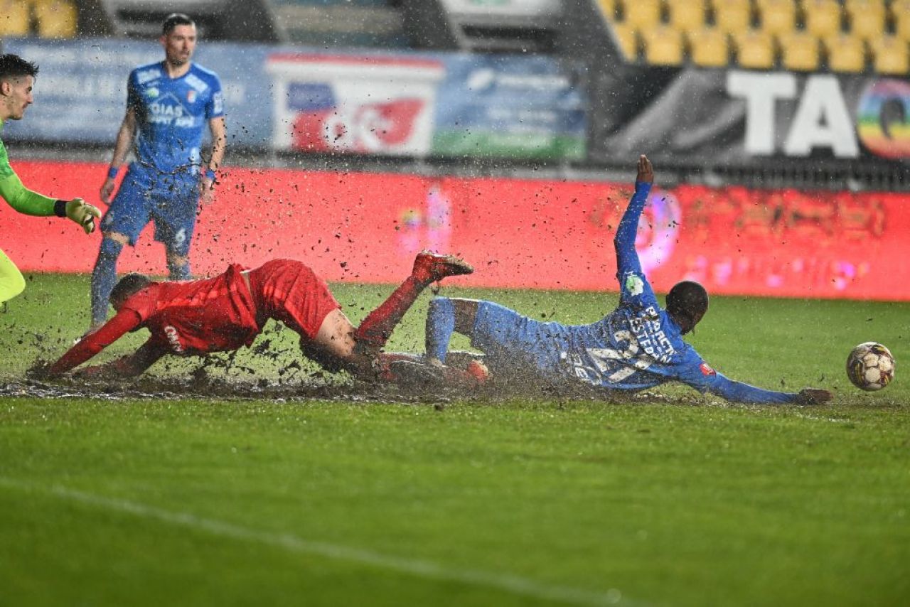 Noroiul de la Ploiești i-a amuzat pe fotbaliștii de la FCSB: „Mai avem un jucător din Camerun!” _5