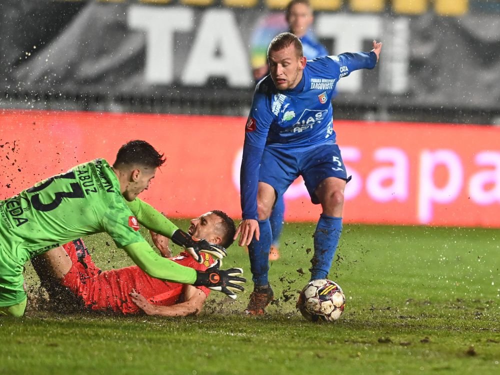 Noroiul de la Ploiești i-a amuzat pe fotbaliștii de la FCSB: „Mai avem un jucător din Camerun!” _6