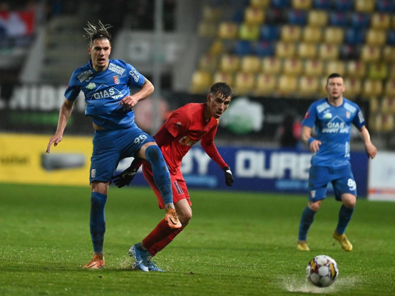 Noroiul de la Ploiești i-a amuzat pe fotbaliștii de la FCSB: „Mai avem un jucător din Camerun!” _10
