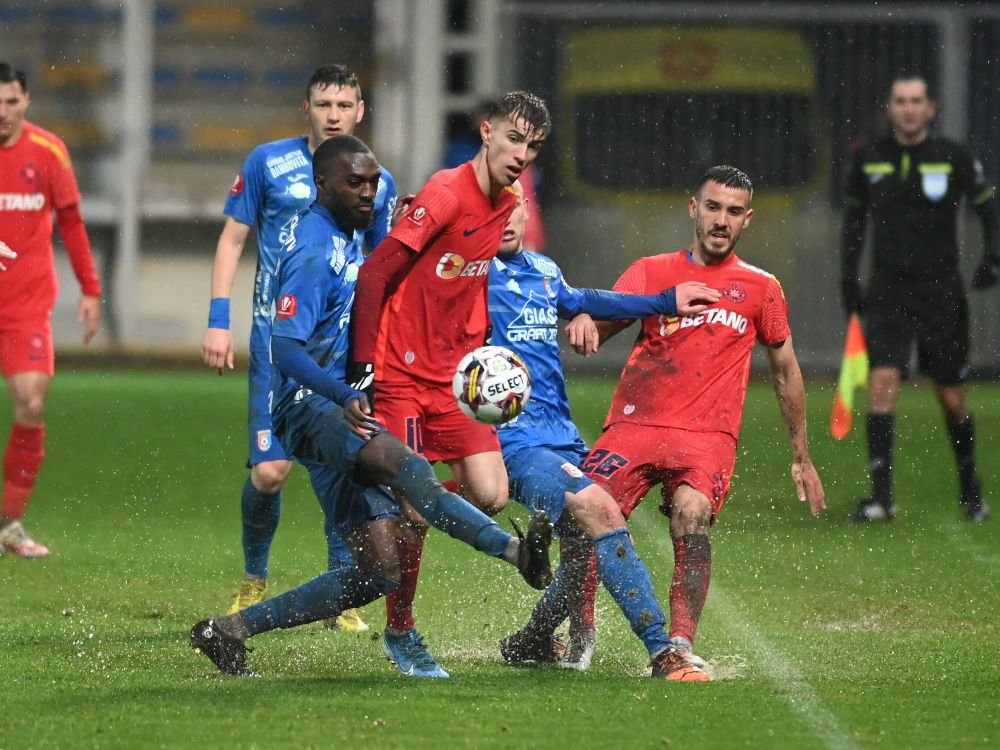 Noroiul de la Ploiești i-a amuzat pe fotbaliștii de la FCSB: „Mai avem un jucător din Camerun!” _11