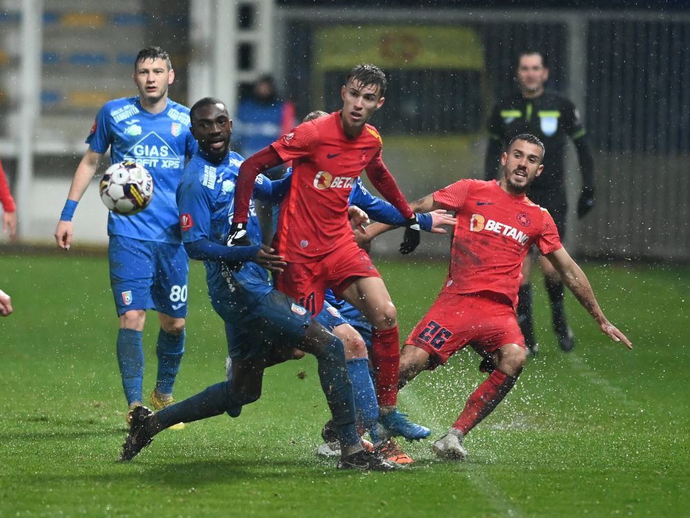 Noroiul de la Ploiești i-a amuzat pe fotbaliștii de la FCSB: „Mai avem un jucător din Camerun!” _12