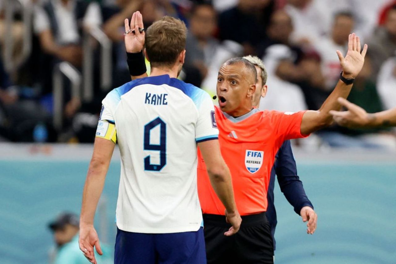 Fanii Angliei s-au răzbunat! Suporterii The Three Lions au modificat pagina de Wikipedia a arbitrului de la meciul cu Franța _1