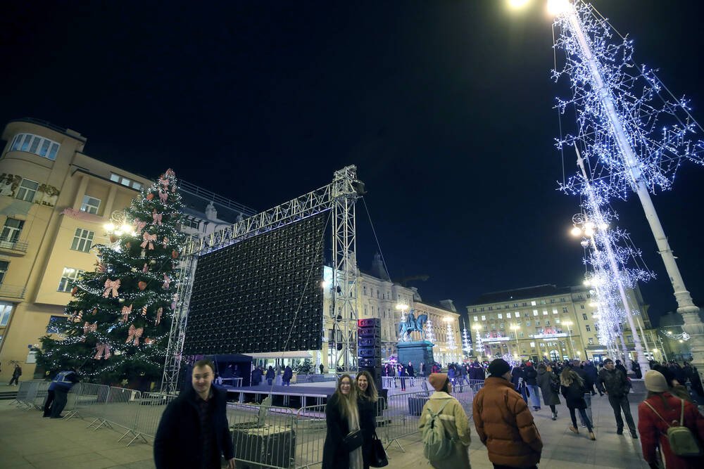 Nebunie în Zagreb! Bere, fotbal pe stradă și steaguri pentru Croația - Argentina_5