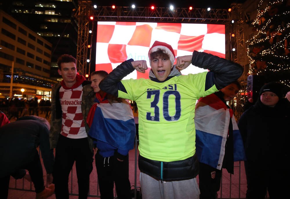 Nebunie în Zagreb! Bere, fotbal pe stradă și steaguri pentru Croația - Argentina_6