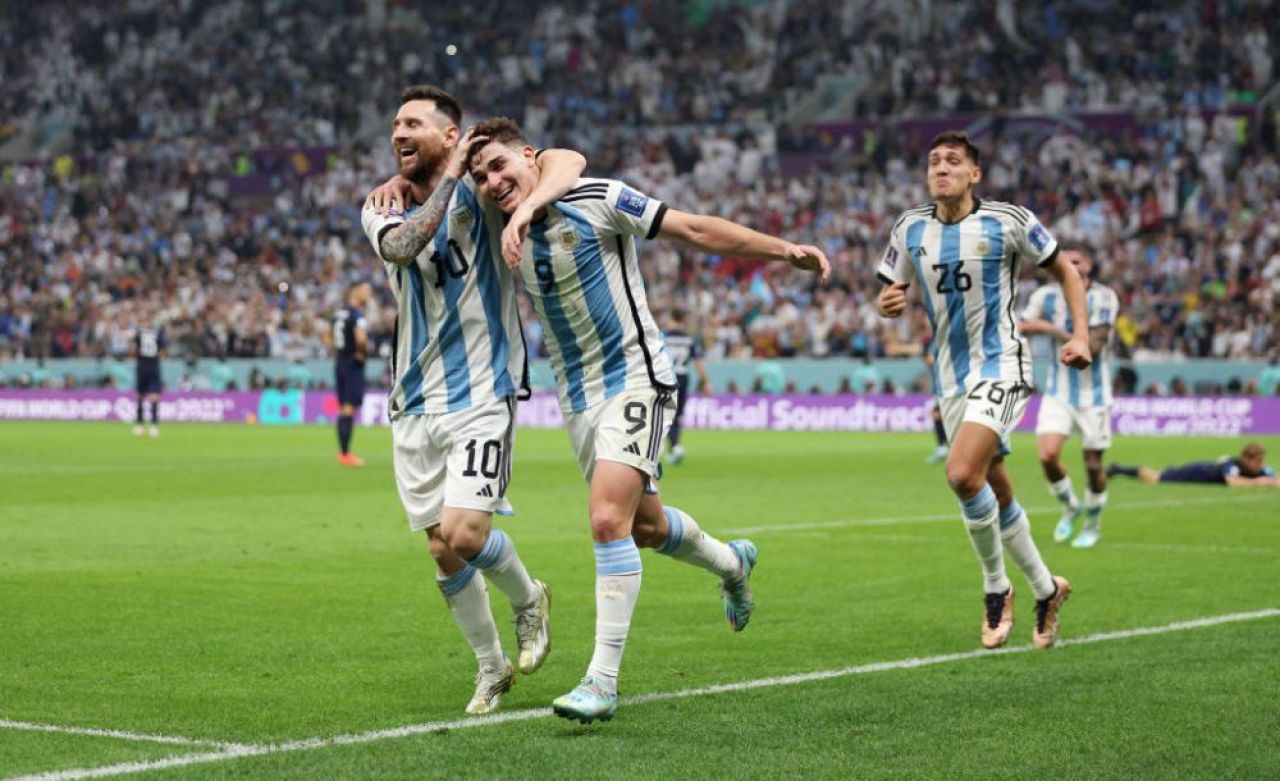 Ca de la un 'zeu' la altul! Reacția de pe patul de spital a lui Pele la reușitele lui Lionel Messi, în semifinala cu Croația _5