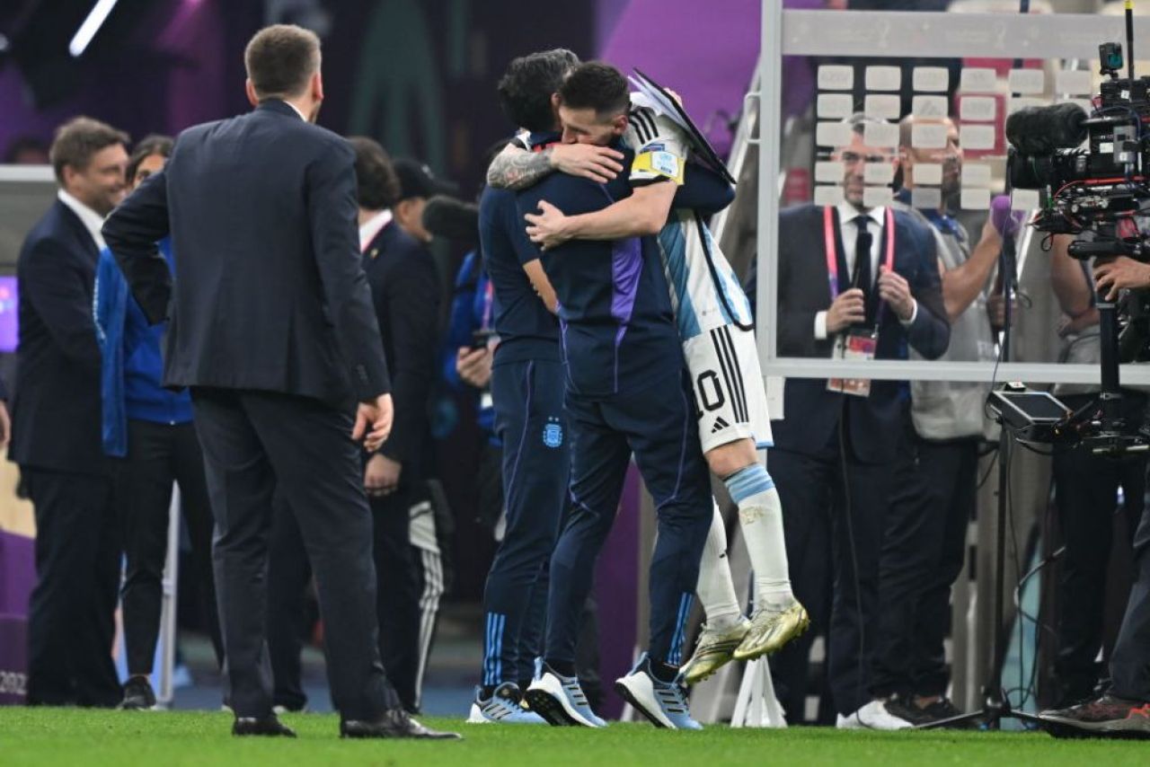 Imagine rară cu soția lui Lionel Scaloni. Ce a făcut selecționerul după calificarea Argentinei în finala mondială_5