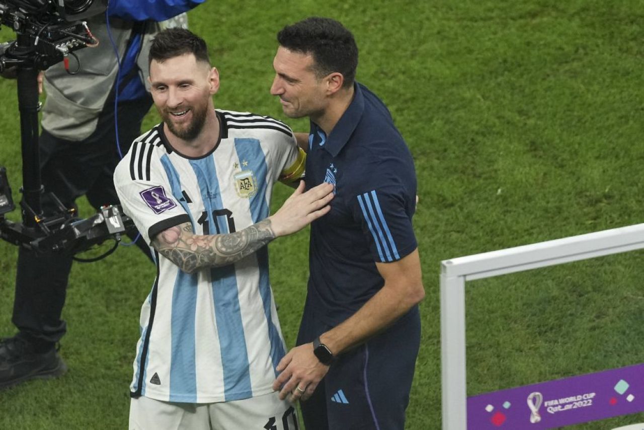 Imagine rară cu soția lui Lionel Scaloni. Ce a făcut selecționerul după calificarea Argentinei în finala mondială_11