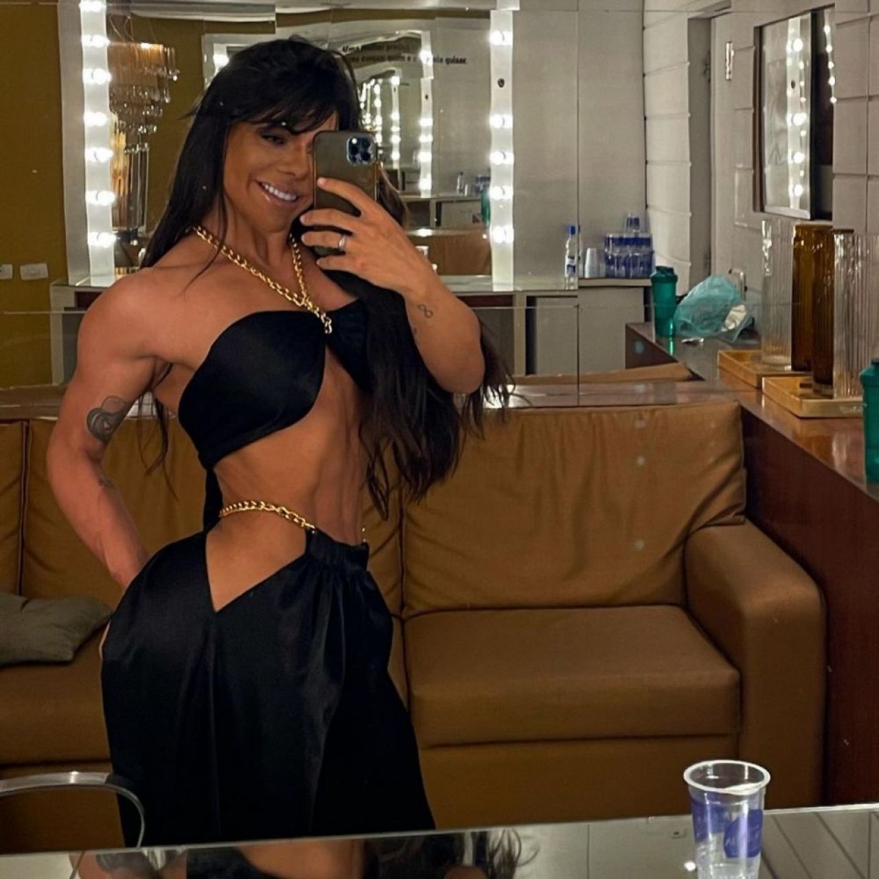 Miss Bum-Bum a comis-o din nou! Cea mai mare fană a lui Messi și-a vopsit pe posterior scorul meciului dintre Argentina și Olanda_8